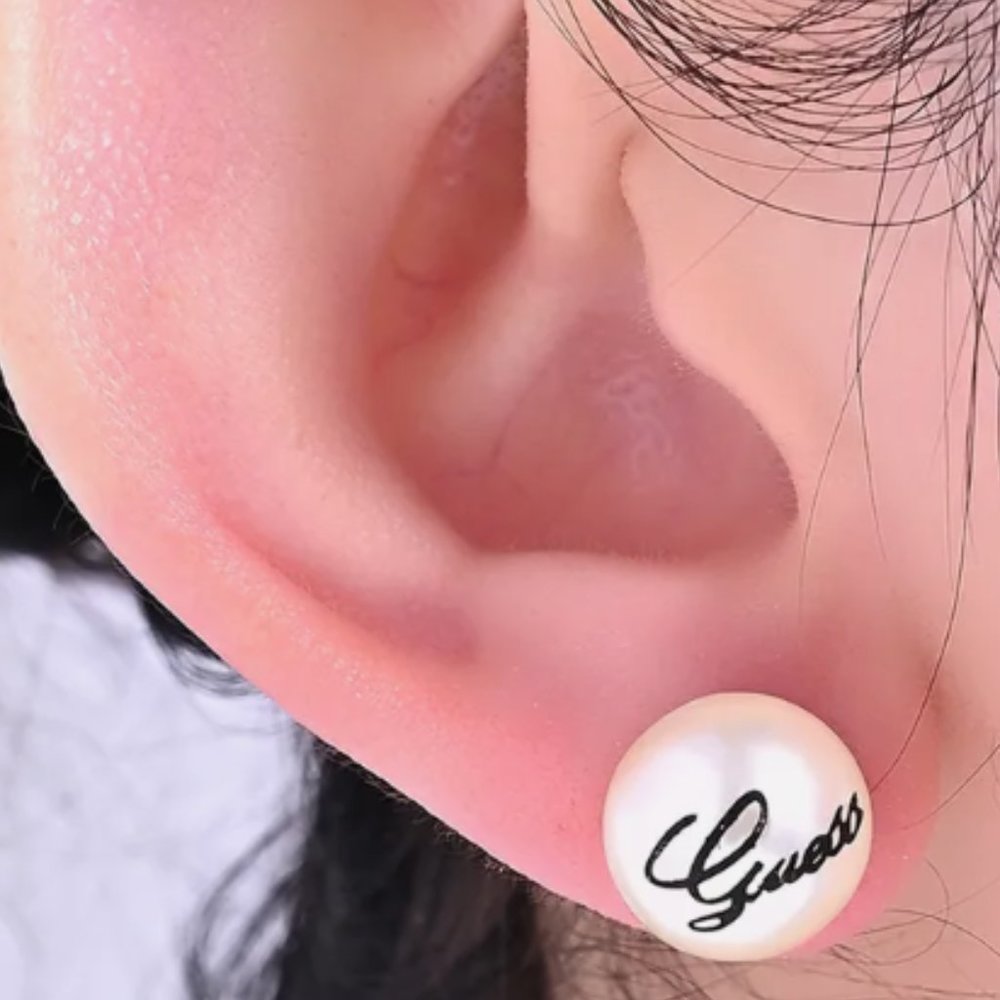 Guess vintage earrings, barely used in great condition!